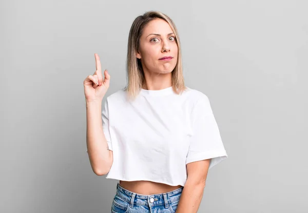Blonde Adult Woman Feeling Genius Holding Finger Proudly Air Realizing — Stock Photo, Image