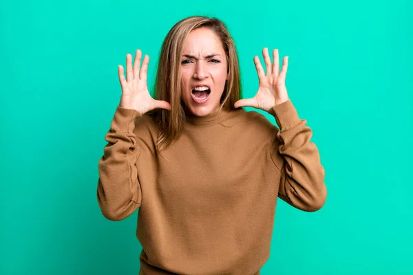Blonde Adult Woman Screaming Hands Air Feeling Furious Frustrated Stressed — Foto Stock