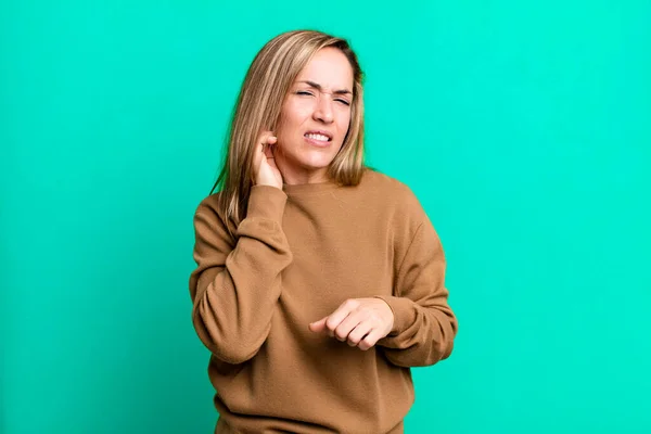 Donna Adulta Bionda Sentirsi Stressata Frustrata Stanca Strofinando Collo Doloroso — Foto Stock