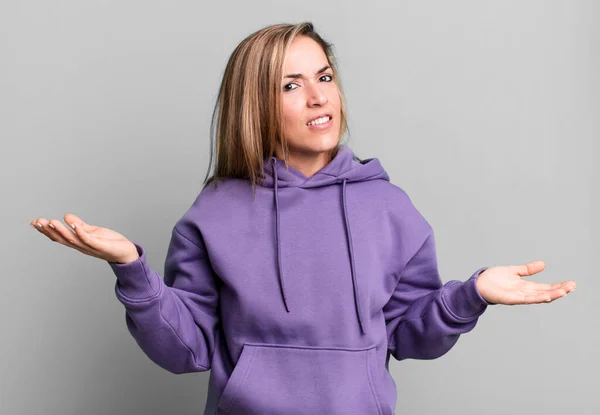 Rubia Mujer Adulta Buscando Desconcertado Confundido Estresado Preguntándose Entre Diferentes — Foto de Stock