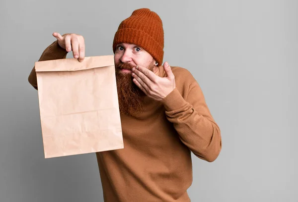 若い大人の赤い髪の髭のクールな男と紙袋を持って食べ物を奪う — ストック写真