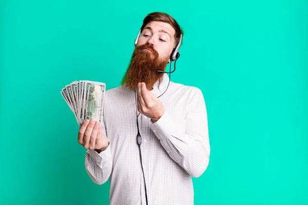 Молодой Взрослый Рыжий Бородатый Крутой Агент Мужчина Наушниками Долларовыми Купюрами — стоковое фото