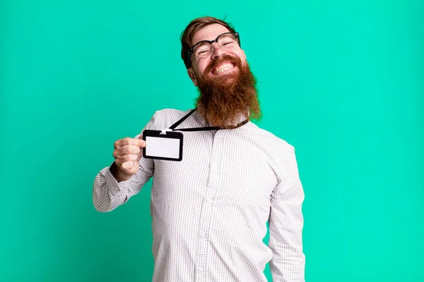 Молодой Взрослый Рыжий Бородатый Крутой Мужчина Vip Пропуском Аккредитационной Карты — стоковое фото