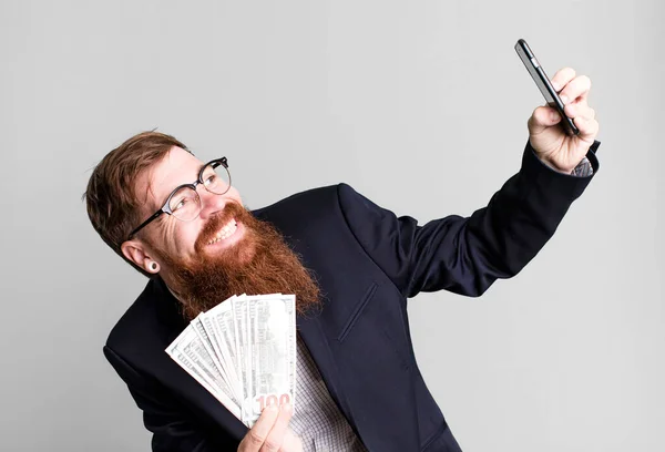Junge Erwachsene Rote Haare Bärtige Coole Geschäftsmann Mit Rechnungen Und — Stockfoto
