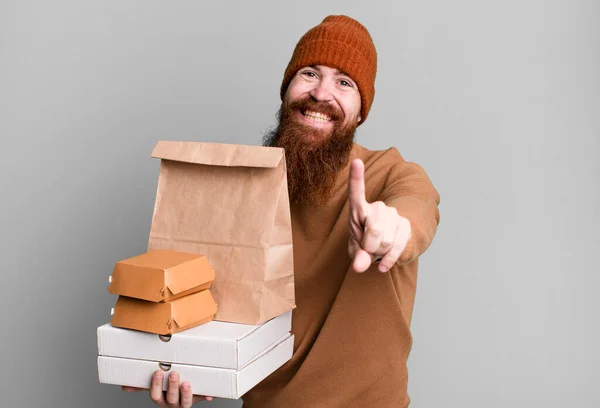 長い髭と赤い髪のクールな男 食べ物の概念を取り払い — ストック写真