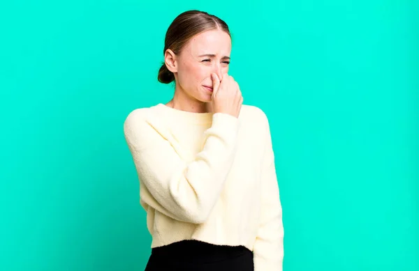 Merasa Jijik Memegang Hidung Untuk Menghindari Bau Busuk Dan Tidak — Stok Foto