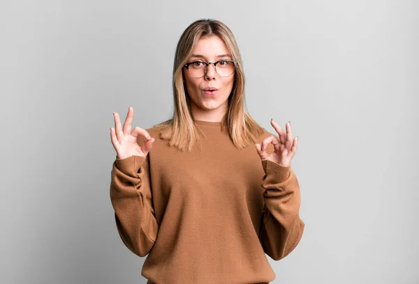 Blonde Pretty Woman Feeling Shocked Amazed Surprised Showing Approval Making — Stock Photo, Image