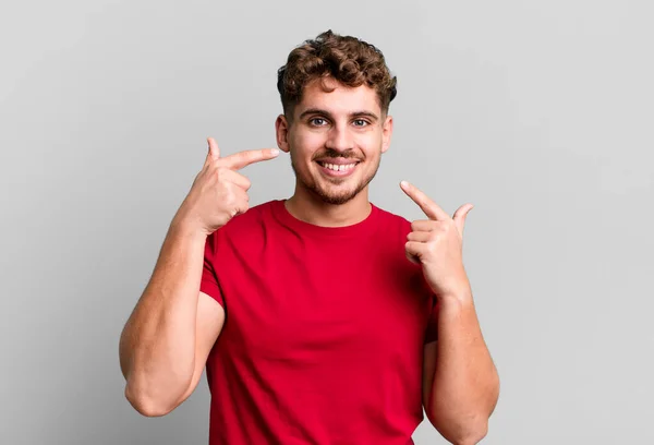 Νεαρός Ενήλικας Καυκάσιος Άνδρας Χαμογελά Αυτοπεποίθηση Δείχνοντας Δικό Του Πλατύ — Φωτογραφία Αρχείου