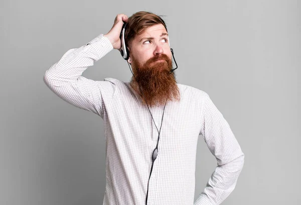 長い髭を生やした男が楽しそうに笑ったり空想したり疑問に思う テレマーケティング担当者のコンセプト — ストック写真