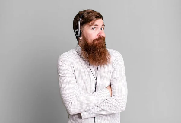 Hombre Barba Larga Encogiéndose Hombros Sintiéndose Confundido Incierto Concepto Agente — Foto de Stock