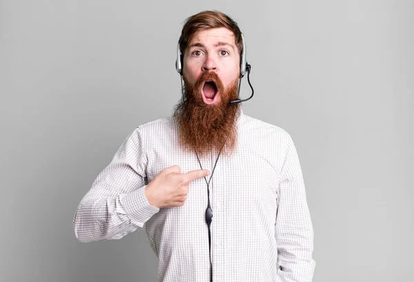 Uzun Sakallı Adam Şok Olmuş Ağzı Açık Kendini Işaret Ederek — Stok fotoğraf