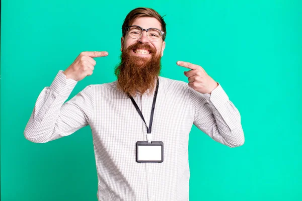 Homem Barba Longa Sorrindo Confiantemente Apontando Para Próprio Sorriso Largo — Fotografia de Stock