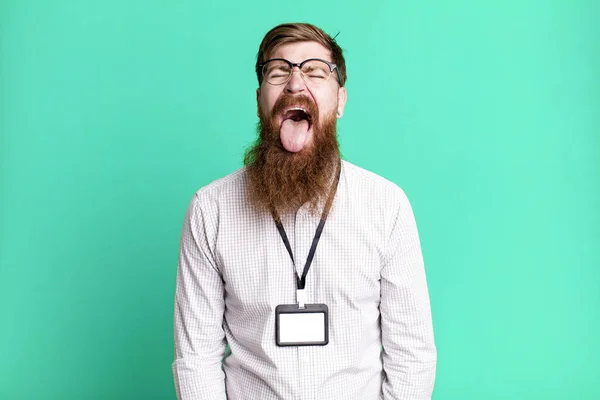 Uzun Sakallı Adam Iğrendi Sinirlendi Dili Çıktı Vip Rozet Akreditasyon — Stok fotoğraf