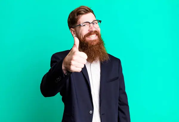 长胡子的男人感到自豪 微笑着竖起大拇指 商业概念 — 图库照片