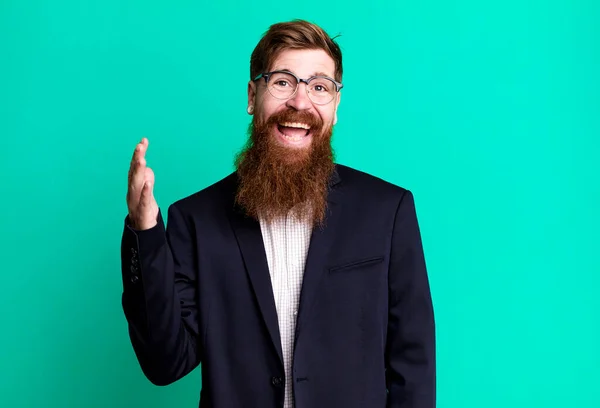 Длинная Борода Человек Чувствует Себя Счастливым Удивленный Реализации Решения Идеи — стоковое фото