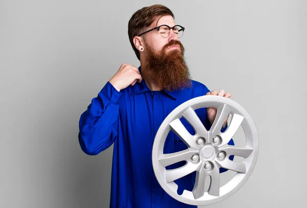 Barba Larga Hombre Sentirse Estresado Ansioso Cansado Frustrado Concepto Mecánico — Foto de Stock
