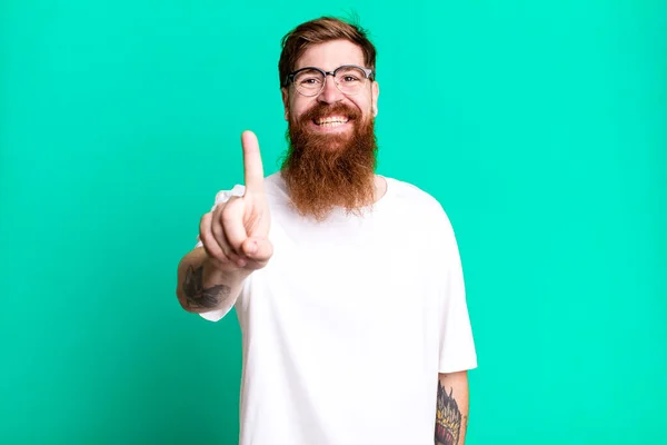 Barba Longa Homem Cabelo Vermelho Sorrindo Orgulhosamente Confiantemente Fazendo Número — Fotografia de Stock