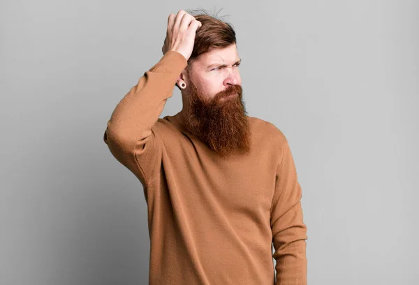 Длинная Борода Рыжие Волосы Мужчина Чувствует Себя Озадаченным Смущенным Царапая — стоковое фото