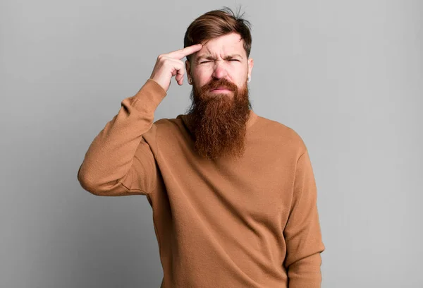 Barba Longa Cabelo Ruivo Homem Sentindo Confuso Intrigado Mostrando Que — Fotografia de Stock