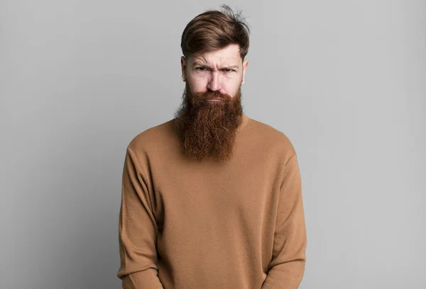 Длинная Борода Рыжие Волосы Мужчина Чувствует Себя Грустно Скулит Несчастным — стоковое фото