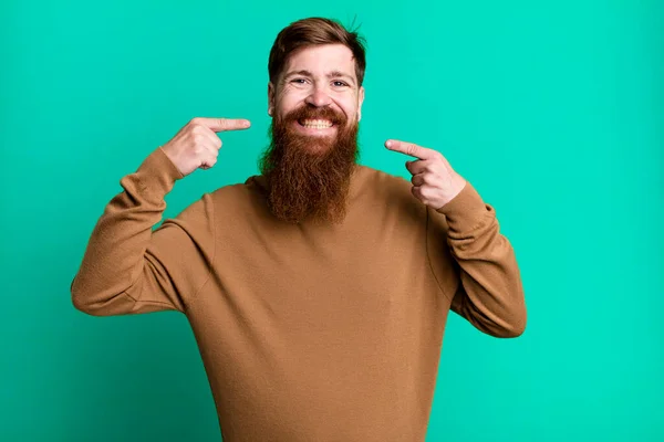 Длинная Борода Рыжие Волосы Мужчина Улыбается Уверенно Указывая Свою Широкую — стоковое фото