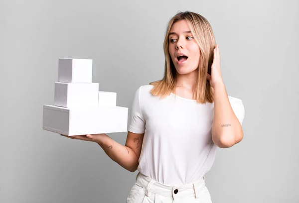 Joven Bonita Mujer Sintiéndose Feliz Emocionada Sorprendida Concepto Cajas Blancas —  Fotos de Stock