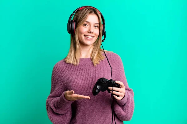 Joven Bonita Mujer Sonriendo Alegremente Sintiéndose Feliz Mostrando Concepto Gamer —  Fotos de Stock