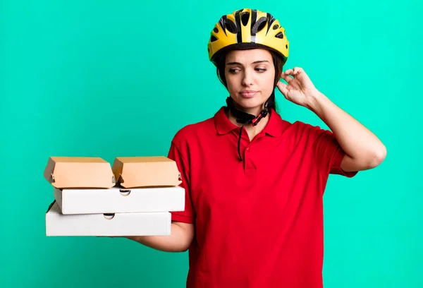 Young Pretty Woman Smiling Happily Daydreaming Doubting Pizza Delivery Concept —  Fotos de Stock