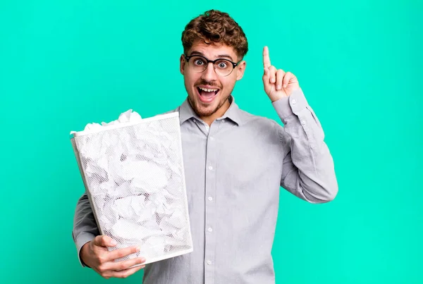 紙玉のゴミの概念でアイデアを実現した後 幸せと興奮した天才のように感じる若い大人の白人男性 — ストック写真