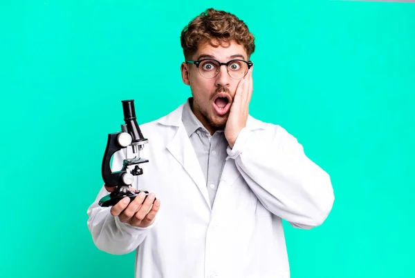 Genç Beyaz Bir Adam Şok Olmuş Korkmuş Hissediyor Mikroskop Konsepti — Stok fotoğraf