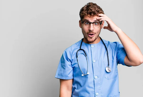 Jonge Volwassen Blanke Man Die Gelukkig Verbaasd Verrast Uitziet Verpleegkundig — Stockfoto