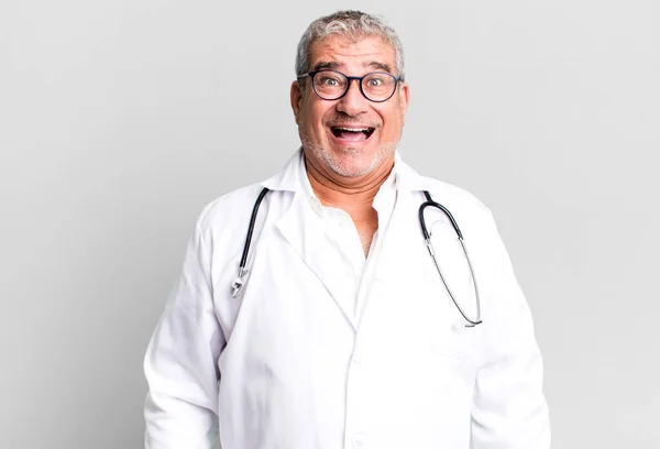 Homem Meia Idade Sênior Olhando Feliz Agradavelmente Surpreso Conceito Médico — Fotografia de Stock
