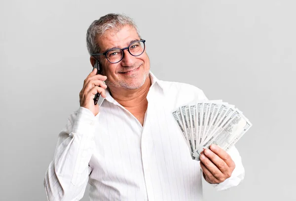 Hombre Mayor Mediana Edad Con Teléfono Inteligente Billetes Dólar — Foto de Stock