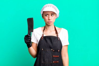 Üzgün, üzgün ya da kızgın hissedip bir tarafa bakıyorum. Kasap konsepti