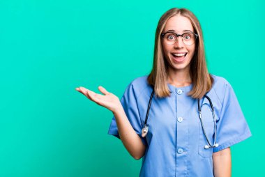 Mutlu olmak, bir çözüm ya da fikri fark etmek beni şaşırttı. hemşire konsepti