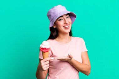 Neşeli bir şekilde gülümsemek, mutlu olmak ve bir konsept göstermek. dondurma ve yaz konsepti