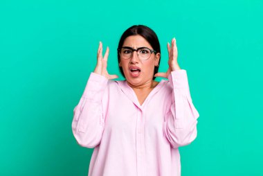 Eller havada bağırmak, öfkeli, sinirli, stresli ve üzgün hissetmek.