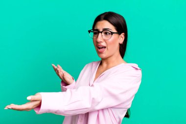 Opera sahnelemek ya da konserde şarkı söylemek, romantik, sanatsal ve tutkulu hissetmek.