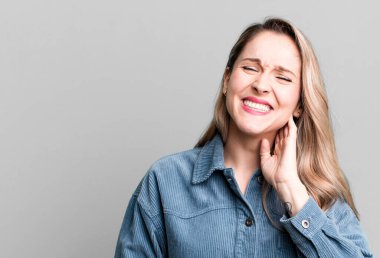 Stresli, hayal kırıklığına uğramış ve yorgun hissediyorum. Endişeli ve sorunlu bir bakışla boynumu ovuşturuyorum.