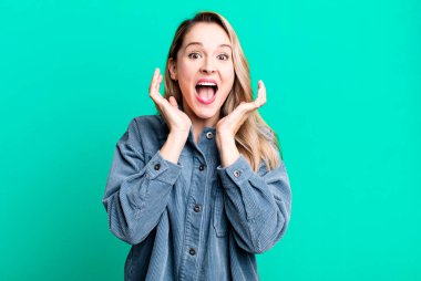 Şaşırdım ve heyecanlandım, güldüm, şaşırdım ve mutlu oldum çünkü beklenmedik bir sürprizim vardı.