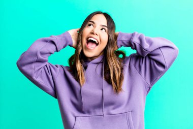 İspanyol güzel kadın gülümsüyor ve rahatlıyor, tatmin oluyor ve kaygısızca gülüyor.