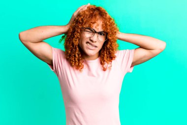 Kızıl saçlı güzel bir kadın hayal kırıklığına uğramış ve sıkılmış, başarısızlıktan bıkmış, sıkıcı, sıkıcı işlerden bıkmış