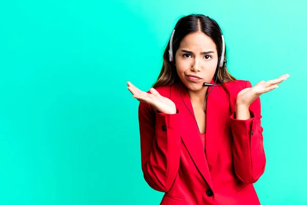 Hispanic Pretty Woman Feeling Puzzled Confused Doubting Telemarketing Concept — Stock Photo, Image