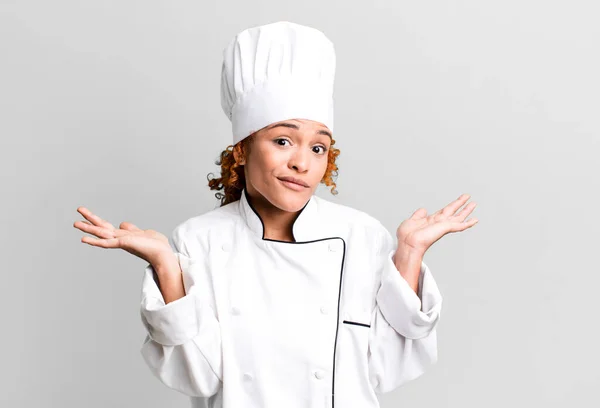 Cheveux Roux Jolie Femme Sentant Perplexe Confus Douter Concept Chef — Photo