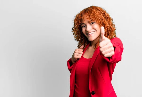 Kızıl Saçlı Güzel Bir Kadın Gururlu Olumlu Gülümsüyor Kadını Kavramı — Stok fotoğraf