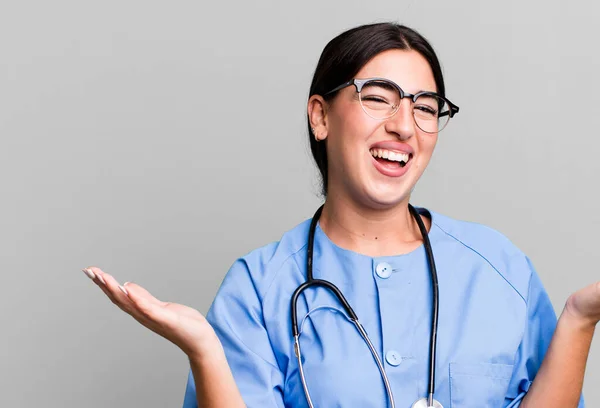 Känna Sig Lycklig Och Förvånad Över Något Otroligt Sjuksköterska Koncept — Stockfoto