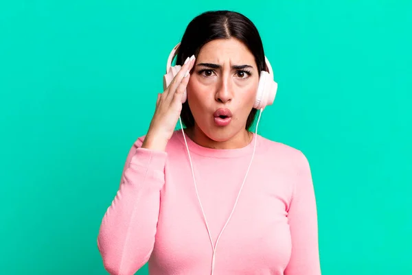 Sorprendida Realizando Nuevo Pensamiento Idea Concepto Escuchar Música Con Auriculares — Foto de Stock