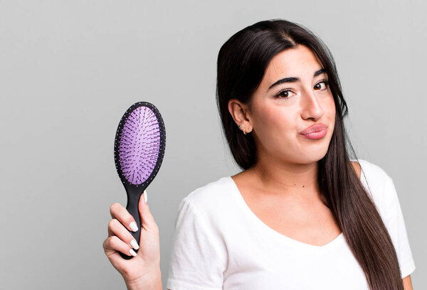 пожимая плечами, чувствуя себя смущенным и неуверенным. Концепция расчески волос