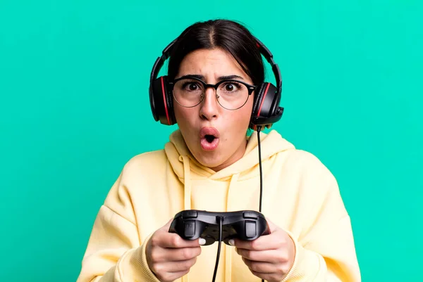 Pretty Hispanic Woman Gaming Gamer Headset Control Concept —  Fotos de Stock