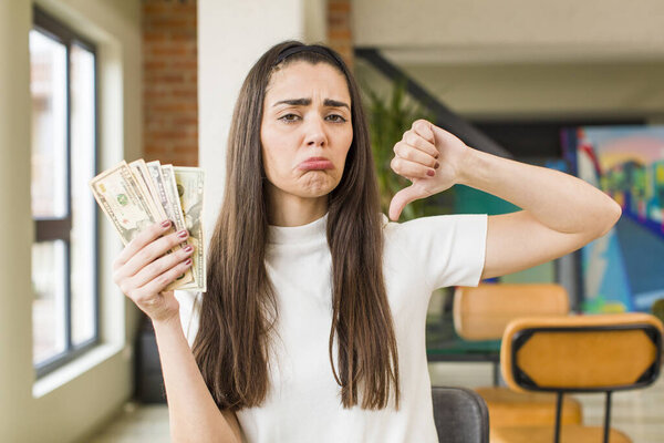 красивая молодая женщина с долларовыми купюрами. Экономия концепции. дизайн интерьера дома
